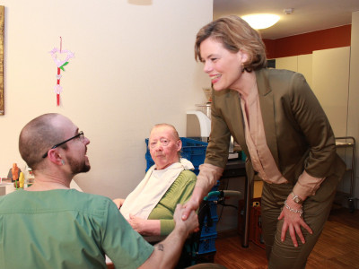 Julia Klöckner im Caritas SeniorenHaus zu Besuch