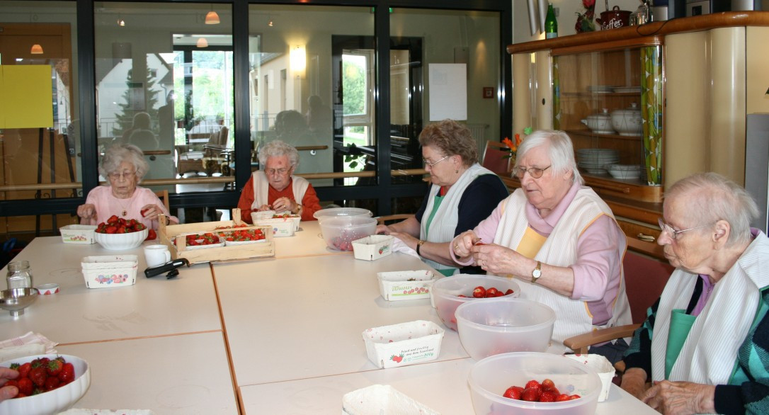 Die Erdbeeren werden geputzt