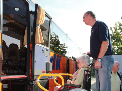 Zwölf Rollstuhlfahrer werden mit der Rampe in den Bus gefahren