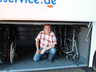 Herr Brenner lädt Rollstühle und Rollatoren ein