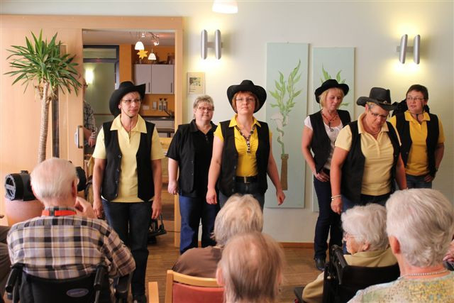 "Wild Country Bees" Linedance im SeniorenHaus