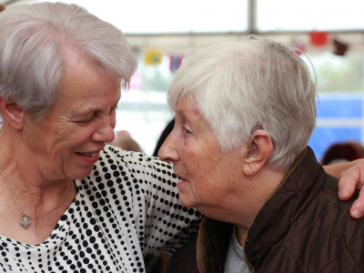 Helga Wittwer (v.l.) mit Bewohnerin