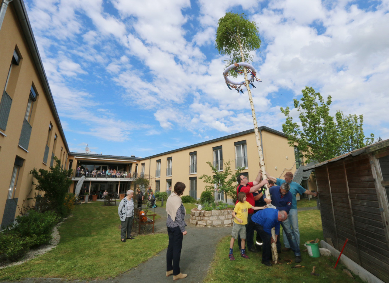 Traditionelles Maibaumsetzen im Mai